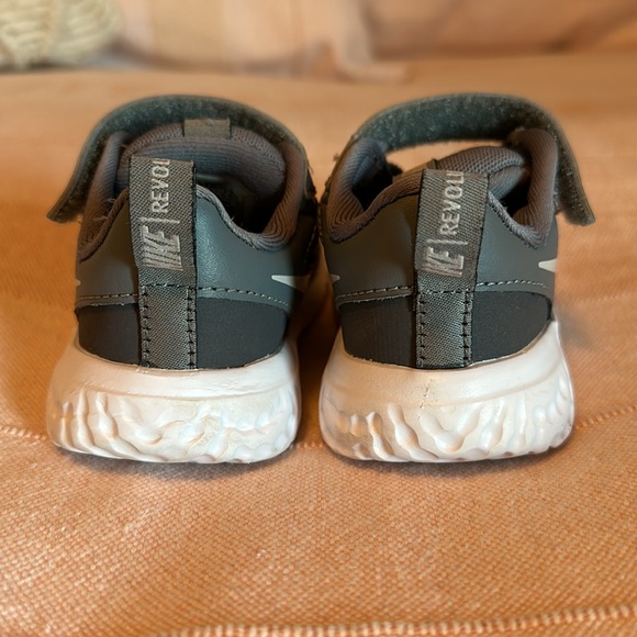 Nike Revolution sneakers size 5c - Picture 4 of 7